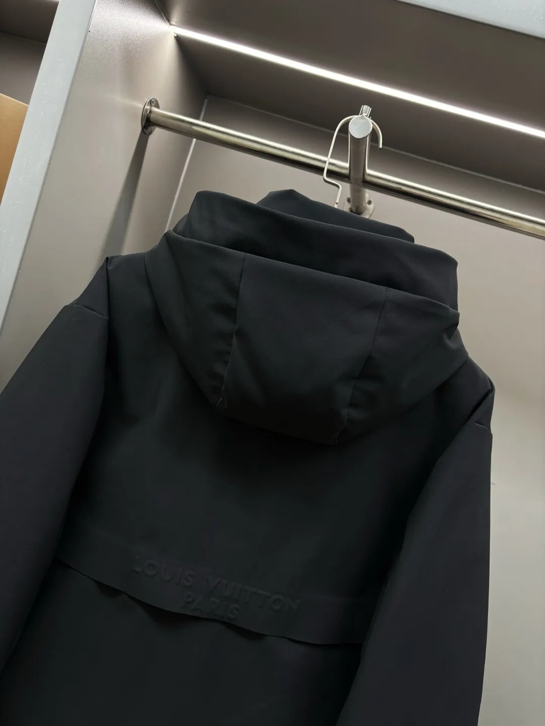 🅿️1440 LV Louis Vuitton's new lettered down jacket is rarely available through trading company channels, and will be sold simultaneously on the official website! V's new down jacket is a popular fashion item this winter. The fabric is made of customized high-density technical fiber blend material, which has excellent windproof, waterproof and anti-velvet capabilities! This means you can wear it outside in the cold winter months with confidence and stay dry and warm whether it’s windy, rainy or snowy! This design not only increases the overall sense of layering, but also makes you look more outstanding when wearing it!  The interior is filled with European standard imported 90 white goose down. The interior is divided into sections through horizontal quilting technology, making the down jacket full and fluffy. It not only provides sufficient warmth, but also maintains a light feeling, making you more comfortable when wearing it! As well as hardware accessories engraved with the brand's logo, it shows luxurious and elegant details! The casual and versatile version, whether you are a boy or a girl, can easily interpret different styles, making you the center of attention in different occasions! Size: M-XXXL Color: black beige